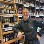 Andy Meyer ist seit Oktober 2020 bei der KapWeine tätig und angehender Weinakademiker. Mit über XX Jahren Erfahrung in der Gastronomie und als Sommelier verfügt über ein umfassendes Weinwissen, kennt die Weingüter Südafrikas und ist einer unserer top Weinberater.