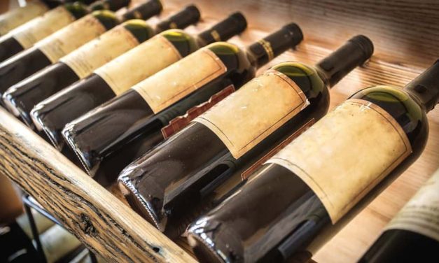 Der Kult um gereifte Weine: Warum sich flüssige Anlagen lohnen und diese unter Weinkennern begehrt sind. KapWeine verrät mehr dazu.